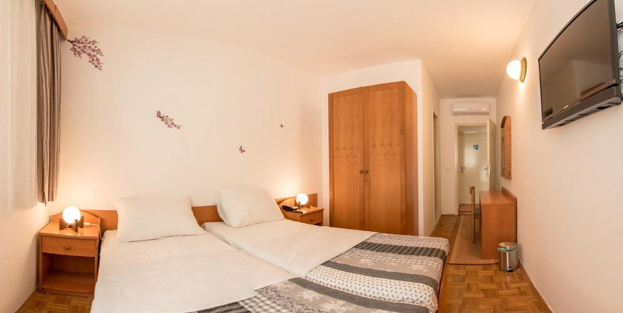 Hotel Barba สตารีกราด-ปาเคลนีซา ภายนอก รูปภาพ
